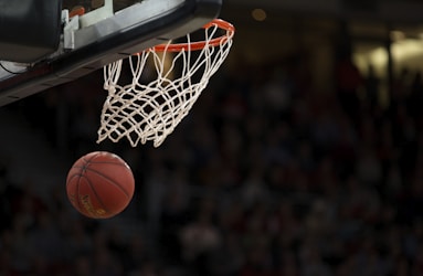 NBA季后赛激烈对抗赛场图片